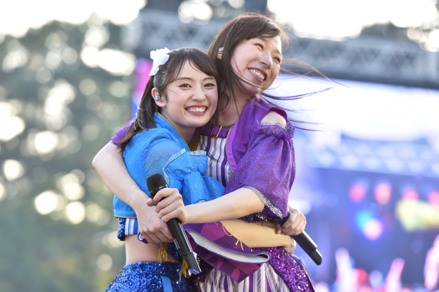 左から咲良菜緒、大黒柚姫。