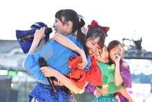 左から咲良菜緒、秋本帆華。