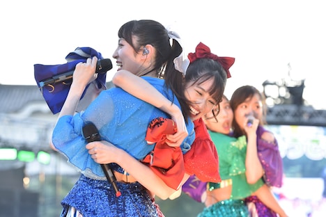 左から咲良菜緒、秋本帆華。