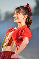 「歯を見せて！」のお手本を見せる秋本帆華。