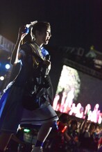 サインボールを客席に投げ込む咲良菜緒。