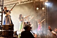 バズーカ銃を撃つTEAM SHACHI。