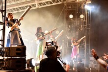 バズーカ銃を撃つTEAM SHACHI。