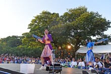 客席に水鉄砲を放つ大黒柚姫（左）と咲良菜緒（右）。