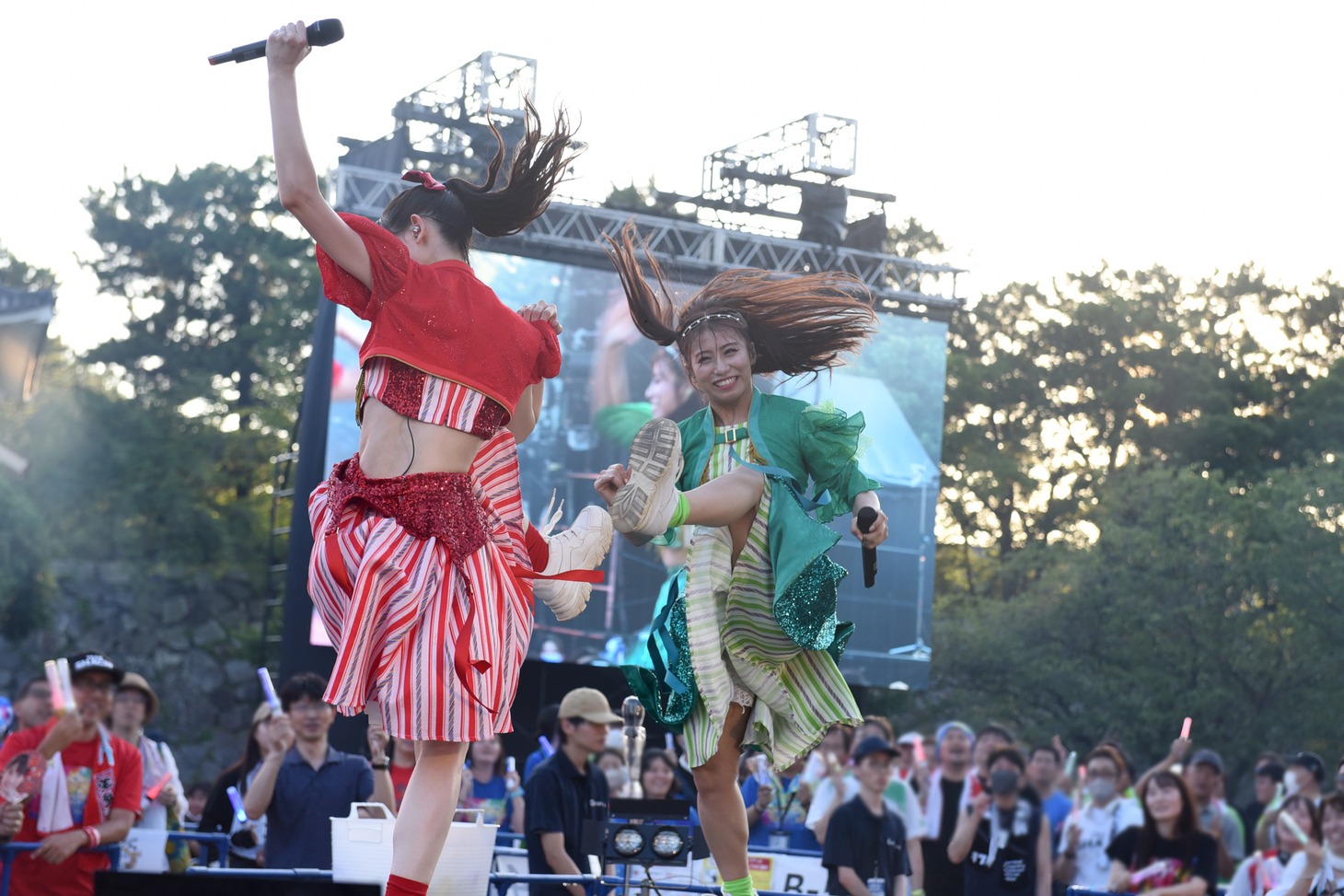 “ダンスバトル”を行う秋本帆華（左）と、坂本遥奈（右）。
