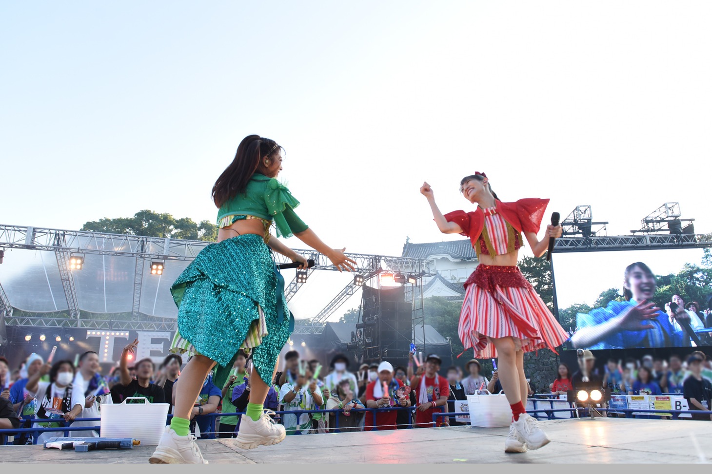 “ダンスバトル”を行う坂本遥奈（左）と、秋本帆華（右）。