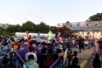 TEAM SHACHIの真似をしてしゃがみ込むタフ民（TEAM SHACHIファンの呼称）。