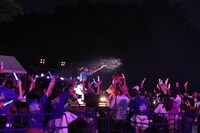 ペットボトルで客席に水を撒く咲良菜緒。