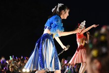 客席に水を撒こうとする咲良菜緒。