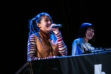 DJブースでラップするmana（左）。