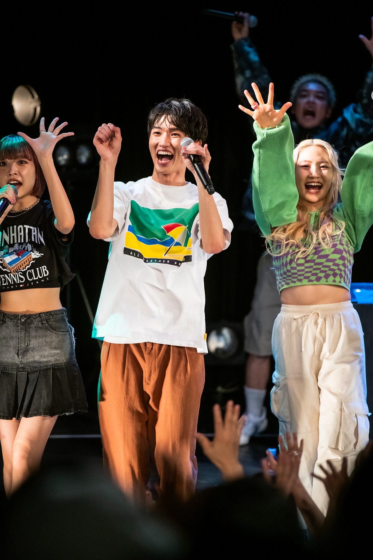 笑顔で煽るhana、ryuya、sayo（左から）。