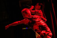 拳を突き立てるtmrw（手前）。