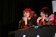 ブースでくつろぐhana（左）とreina（右）。