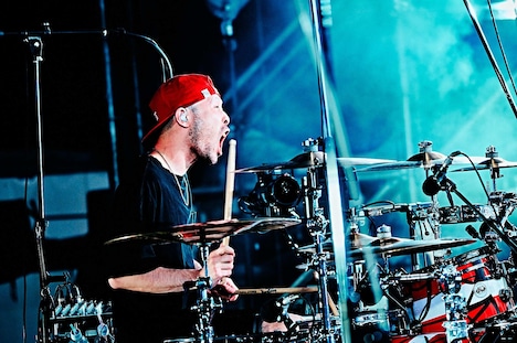 藤原“35才”広明（Dr）（撮影：浜野カズシ）