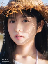 上村ひなの（日向坂46）写真集「そのままで」楽天ブックス限定版表紙（撮影：藤原宏）