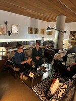 チョン・ジェユン氏（写真左）。