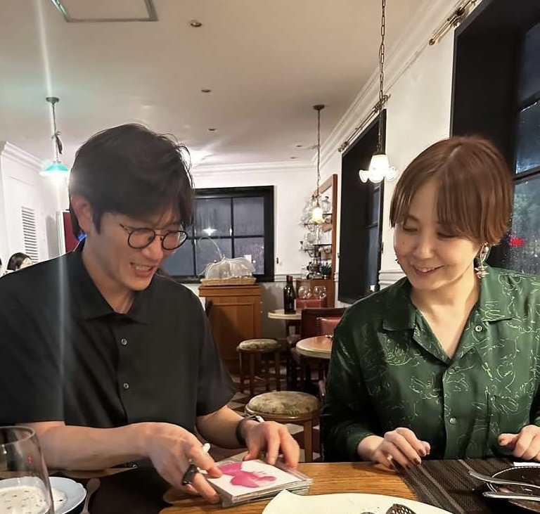 キム・ソンレ氏（写真左）。
