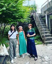 左から弓木英梨乃、松崎桃子、土岐麻子。