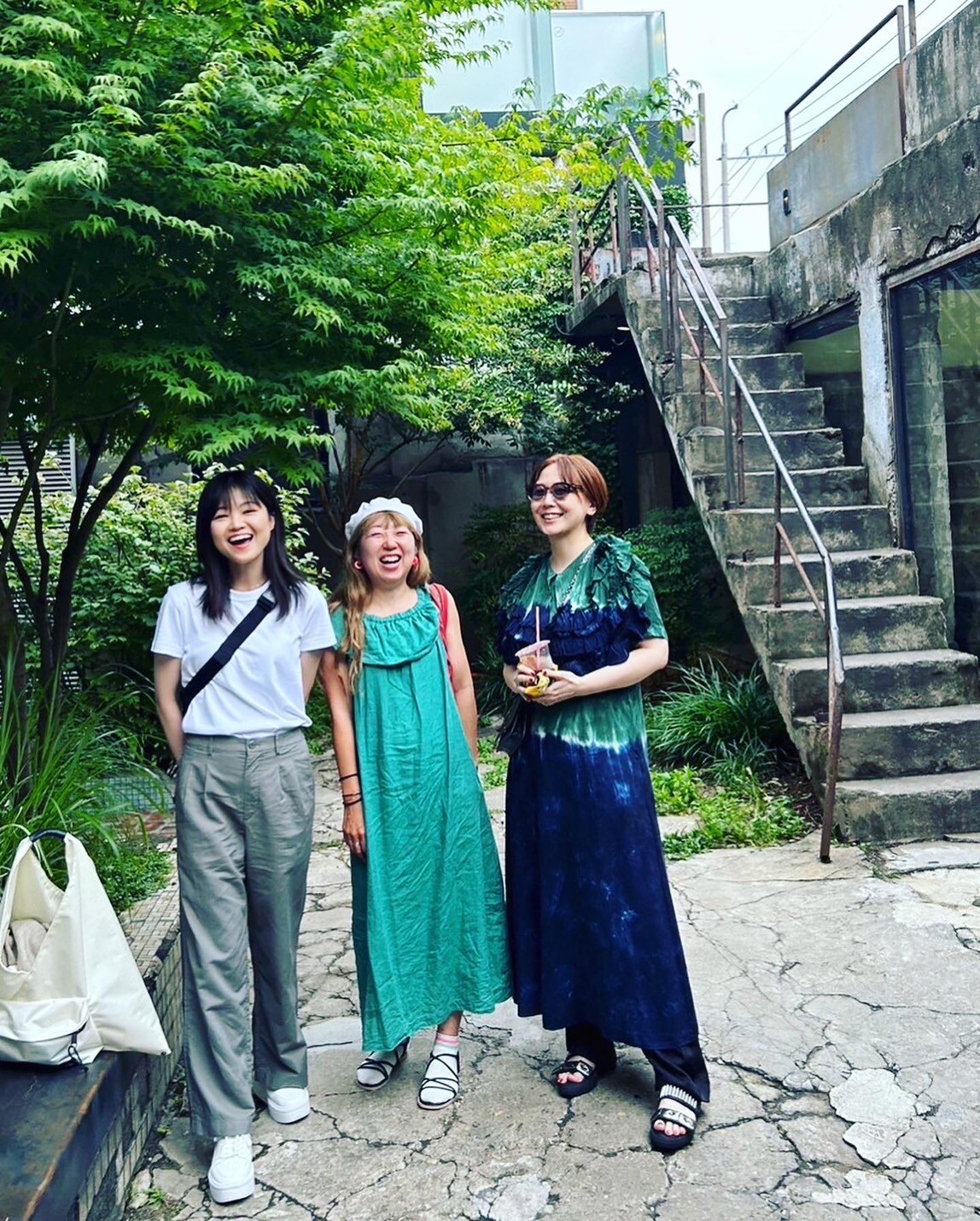 左から弓木英梨乃、松崎桃子、土岐麻子。