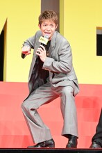 渾身の一発ギャグを披露する岸優太。