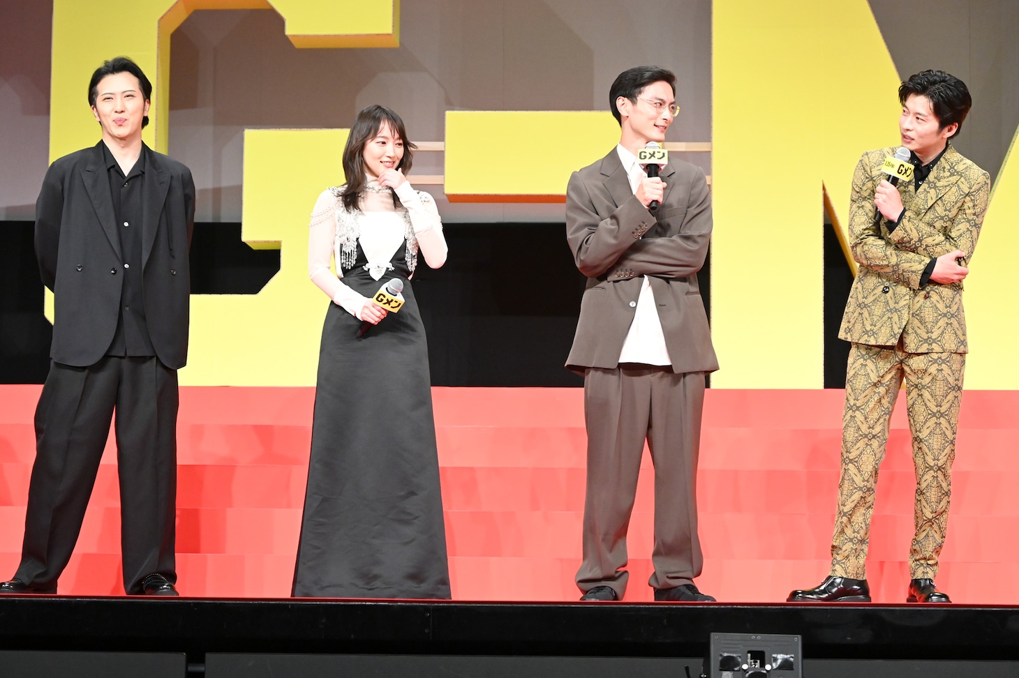 左から尾上松也、吉岡里帆、高良健吾、田中圭。
