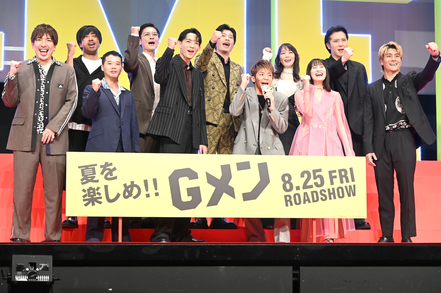 前列左からりんたろー。（EXIT）、矢本悠馬、竜星涼、岸優太、恒松祐里、森本慎太郎（SixTONES）。後列左から瑠東東一郎監督、高良健吾、田中圭、吉岡里帆、尾上松也。