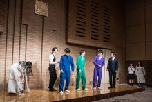 幽霊に驚き、ステージから逃げ出した菅田愛貴（超ときめき♡宣伝部）と下尾みう（AKB48）。