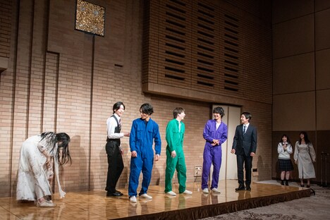 幽霊に驚き、ステージから逃げ出した菅田愛貴（超ときめき♡宣伝部）と下尾みう（AKB48）。