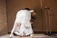 幽霊に襲われる菅田愛貴（超ときめき♡宣伝部）。