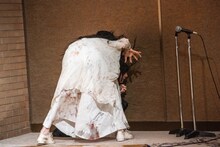 幽霊に襲われる菅田愛貴（超ときめき♡宣伝部）。