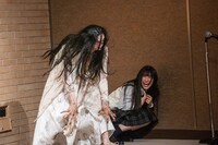 手前から幽霊、菅田愛貴（超ときめき♡宣伝部）。