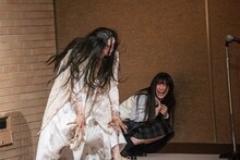 手前から幽霊、菅田愛貴（超ときめき♡宣伝部）。
