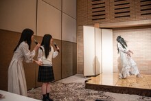 壇上の幽霊を見つめる下尾みう（AKB48）と菅田愛貴（超ときめき♡宣伝部）。