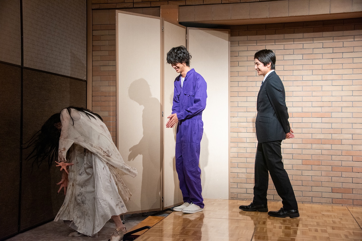退場する幽霊、曽野舜太（M!LK）、本田剛文（BOYS AND MEN）。