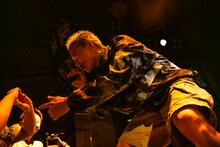 まっすぐファンを見つめてラップするtmrw。