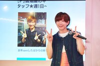 居酒屋バイト時代の写真のポーズを真似る春斗。（撮影：上溝恭香）