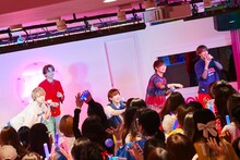 客席にカラーボールを投げ入れるCUBERS。（撮影：上溝恭香）