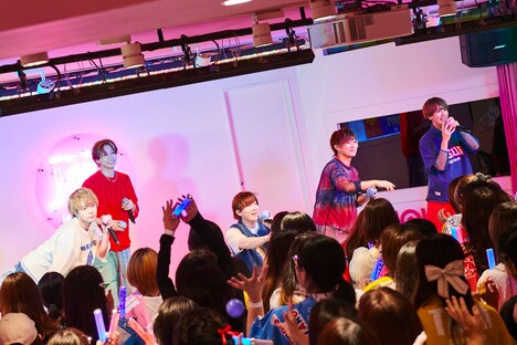 客席にカラーボールを投げ入れるCUBERS。（撮影：上溝恭香）