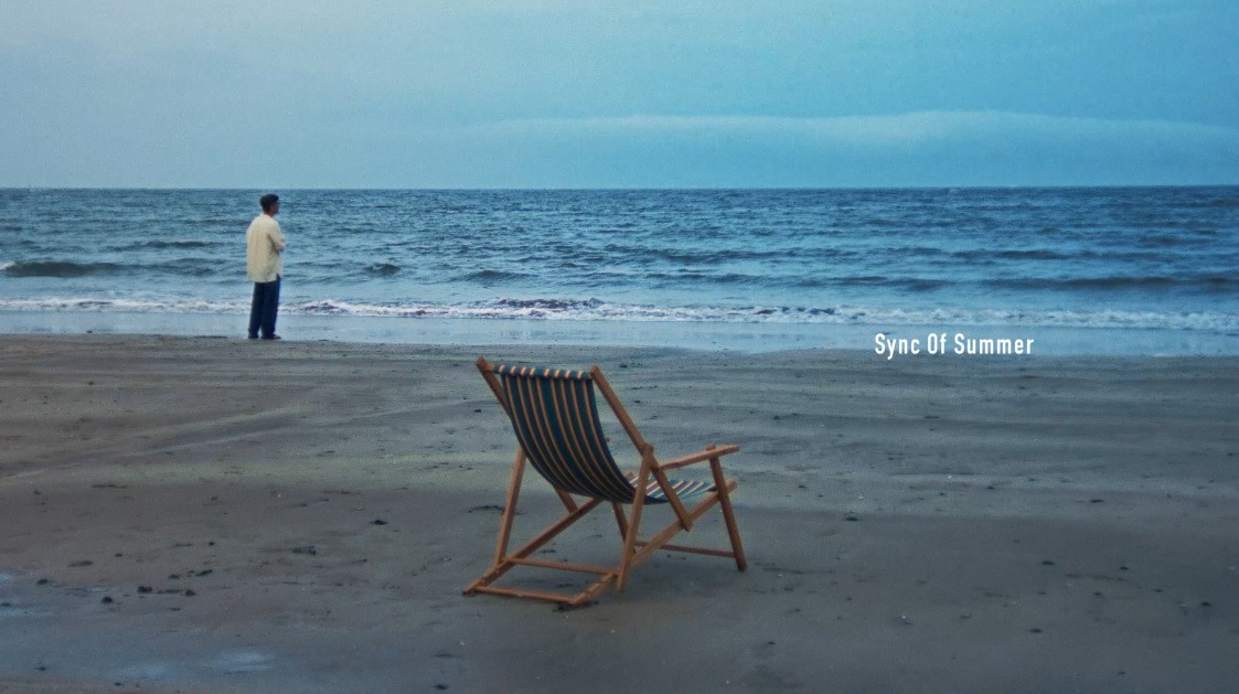 山下達郎「Sync Of Summer」ミュージックビデオより。