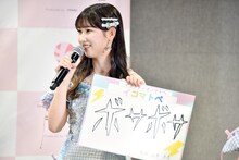 朝早いレッスンのとき、寝癖が付いてるメンバーが多いことをオノマトペで表現する山本杏奈。