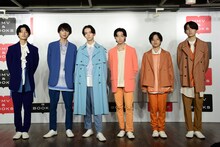 緊張した面持ちで報道陣の前に姿を現したLienel。