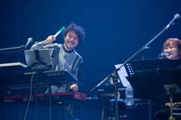 ネギライトを振るsugarbeans（左）と末永華子（右）。