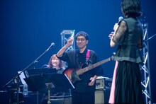 照れくさそうにネギライトを掲げる千ヶ崎学（B）。