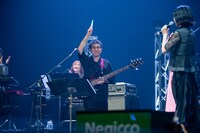 堂々とネギライトを掲げる千ヶ崎学。