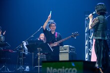 堂々とネギライトを掲げる千ヶ崎学。