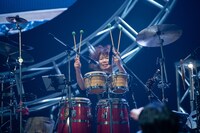 緑のマレットを4本掲げる高橋結子（Perc, Cho）。