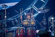 緑のマレットを4本掲げる高橋結子(Perc, Cho)。
