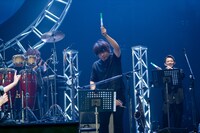 照れくさそうにネギライトを掲げる設楽博臣（G）。