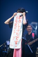 「かわいい」と観客のタオルの持ち方を真似るKaede。