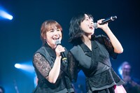 肩を組むNao☆（左）とKaede（右）。